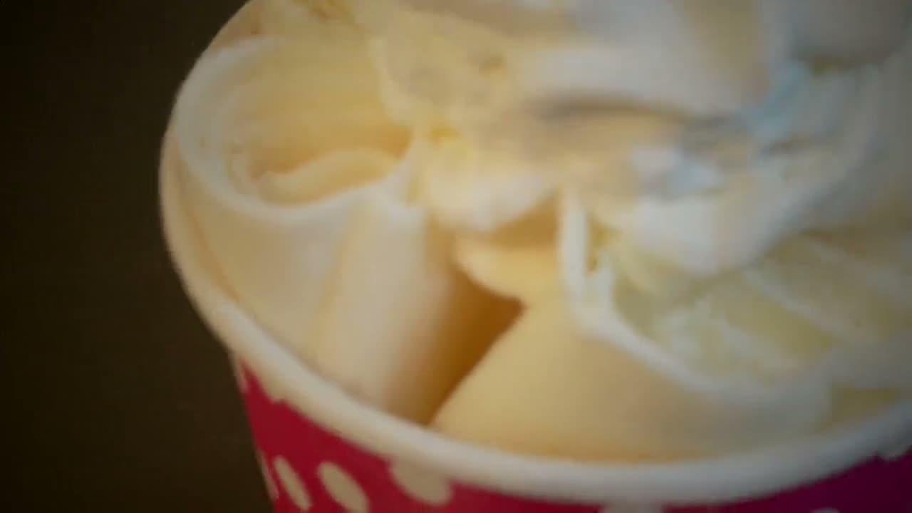 Helado enrollado en un vaso rosado