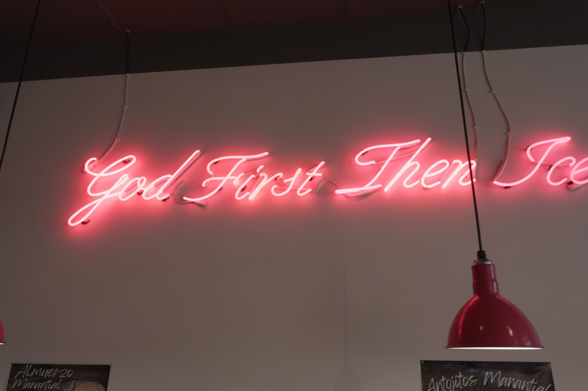 El neón God First Then Ice Cream