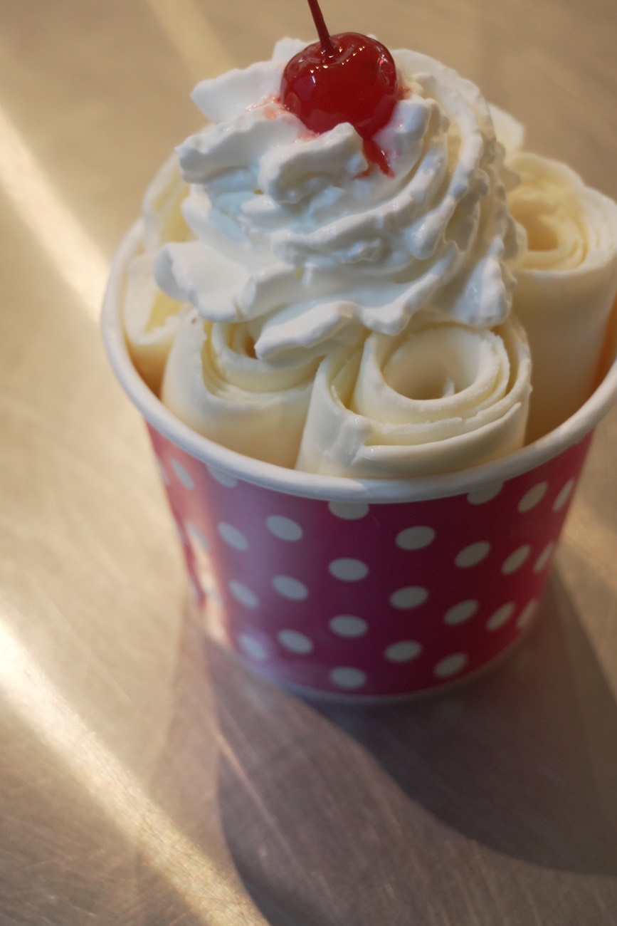 Helado enrollado en un vaso rosado