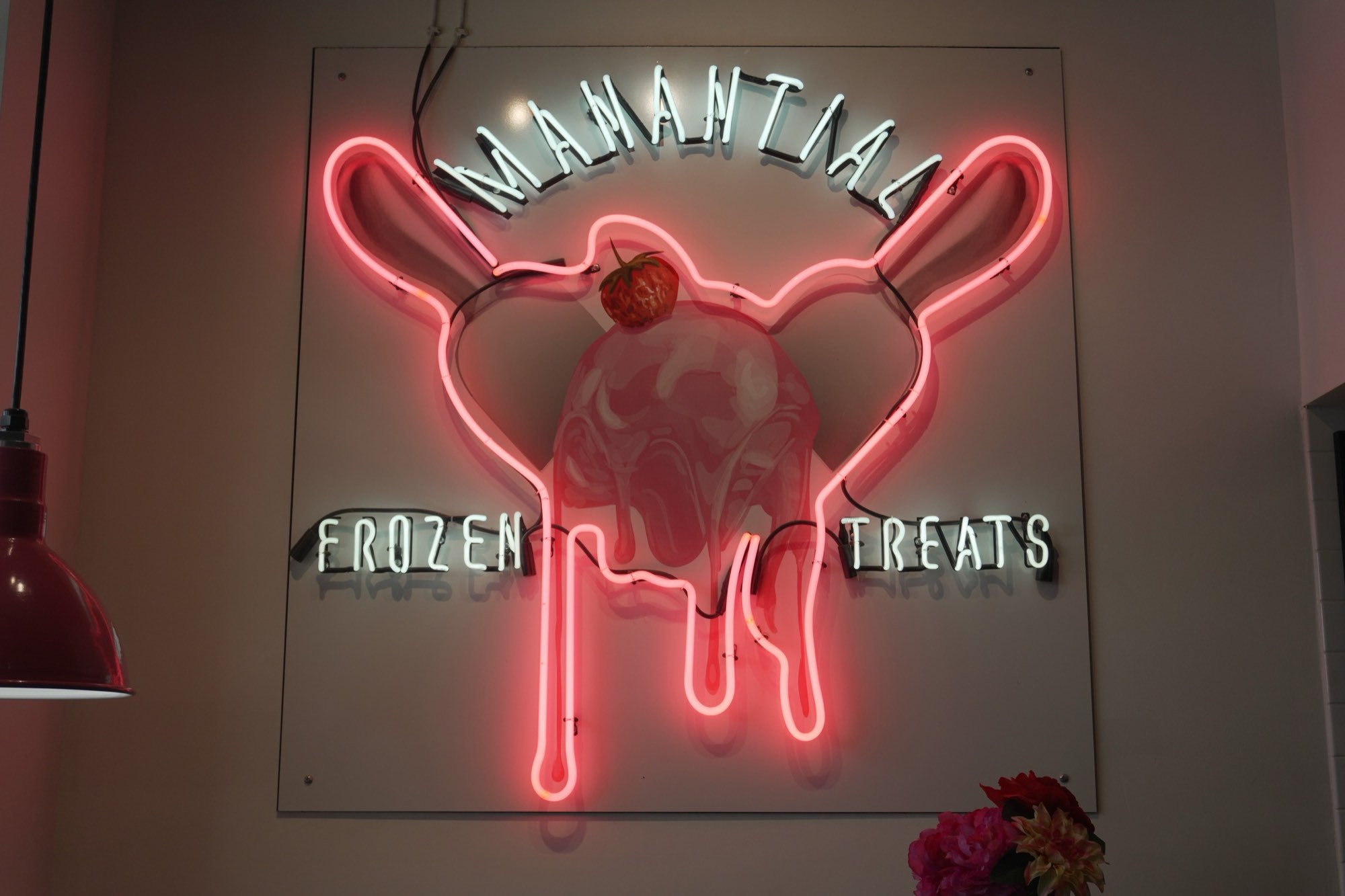 El neón rosado de Manantial Frozen Treats