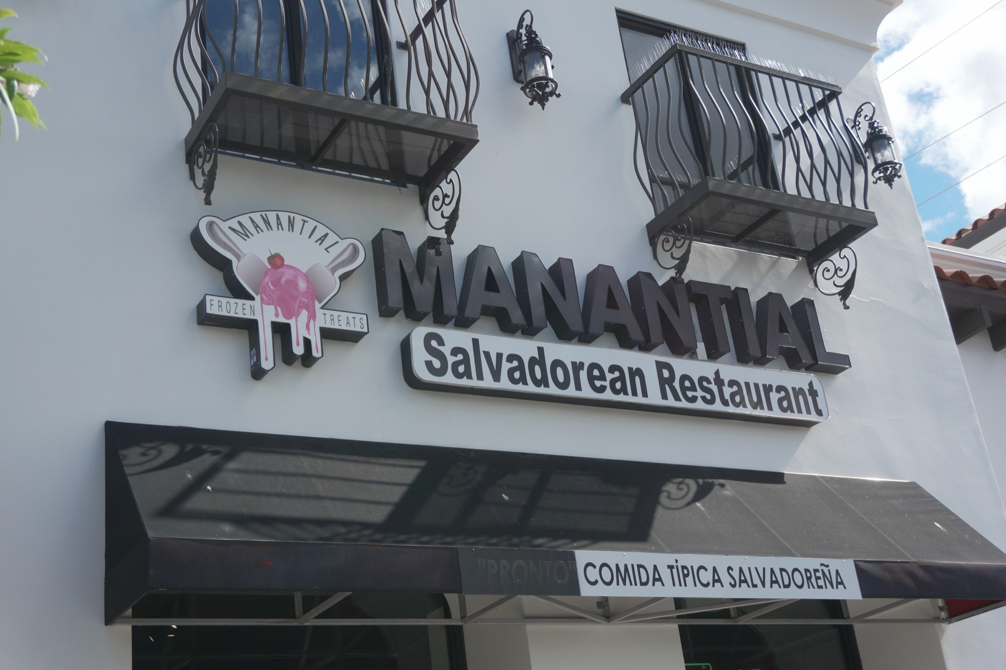 El frente de Manantial Salvadorean Restaurant