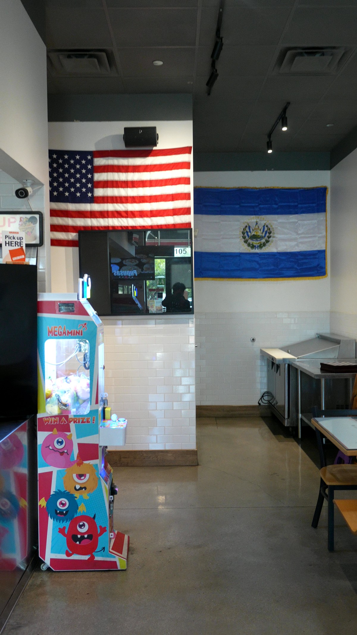 El comedor con las banderas de Estados Unidos y El Salvador